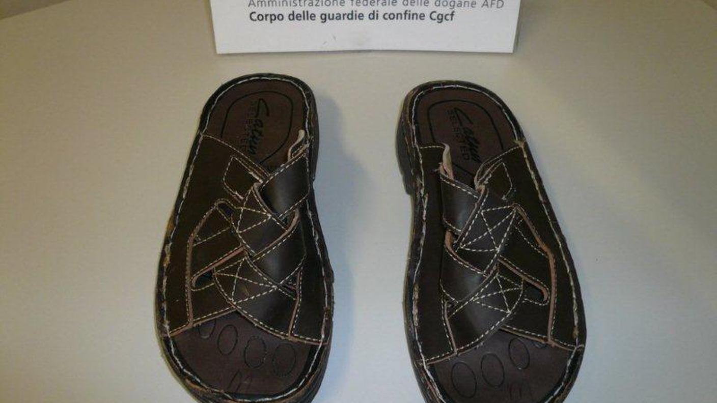 eroina nei sandali 18-3-2013 guardie di confine 3.jpg