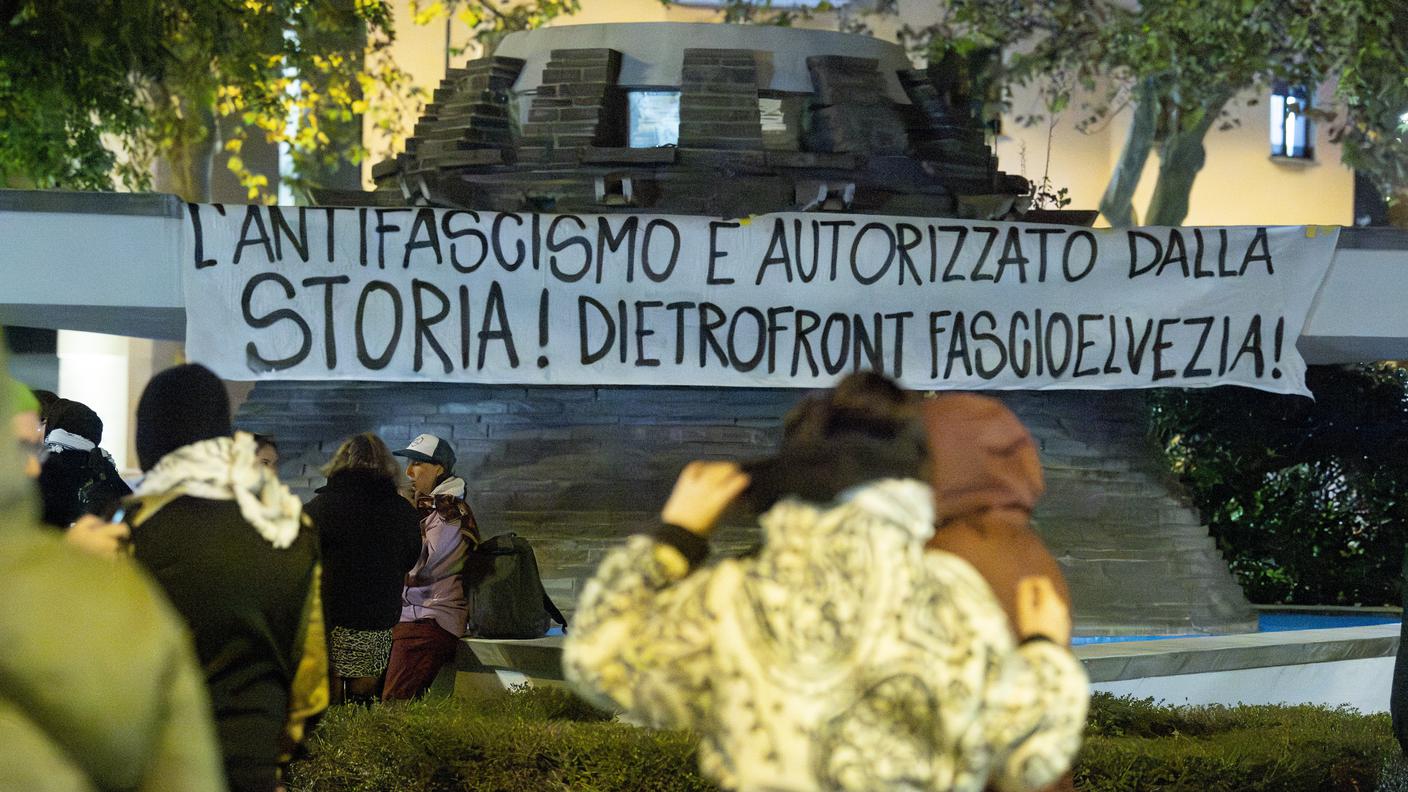 Un momento del presidio antifascista dell'8 novembre, in Piazza Molino Nuovo