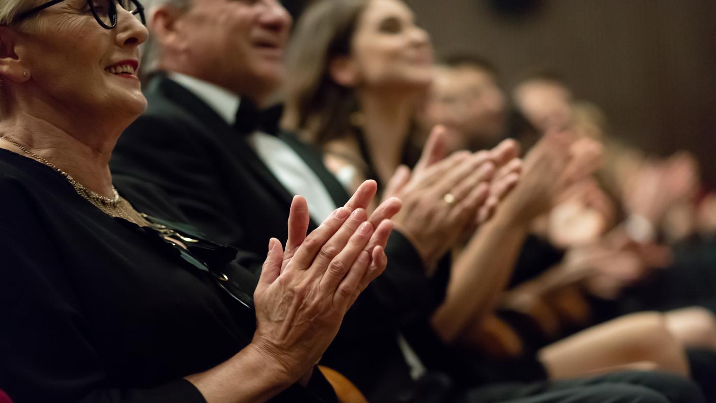 Anziani applaudono in sala