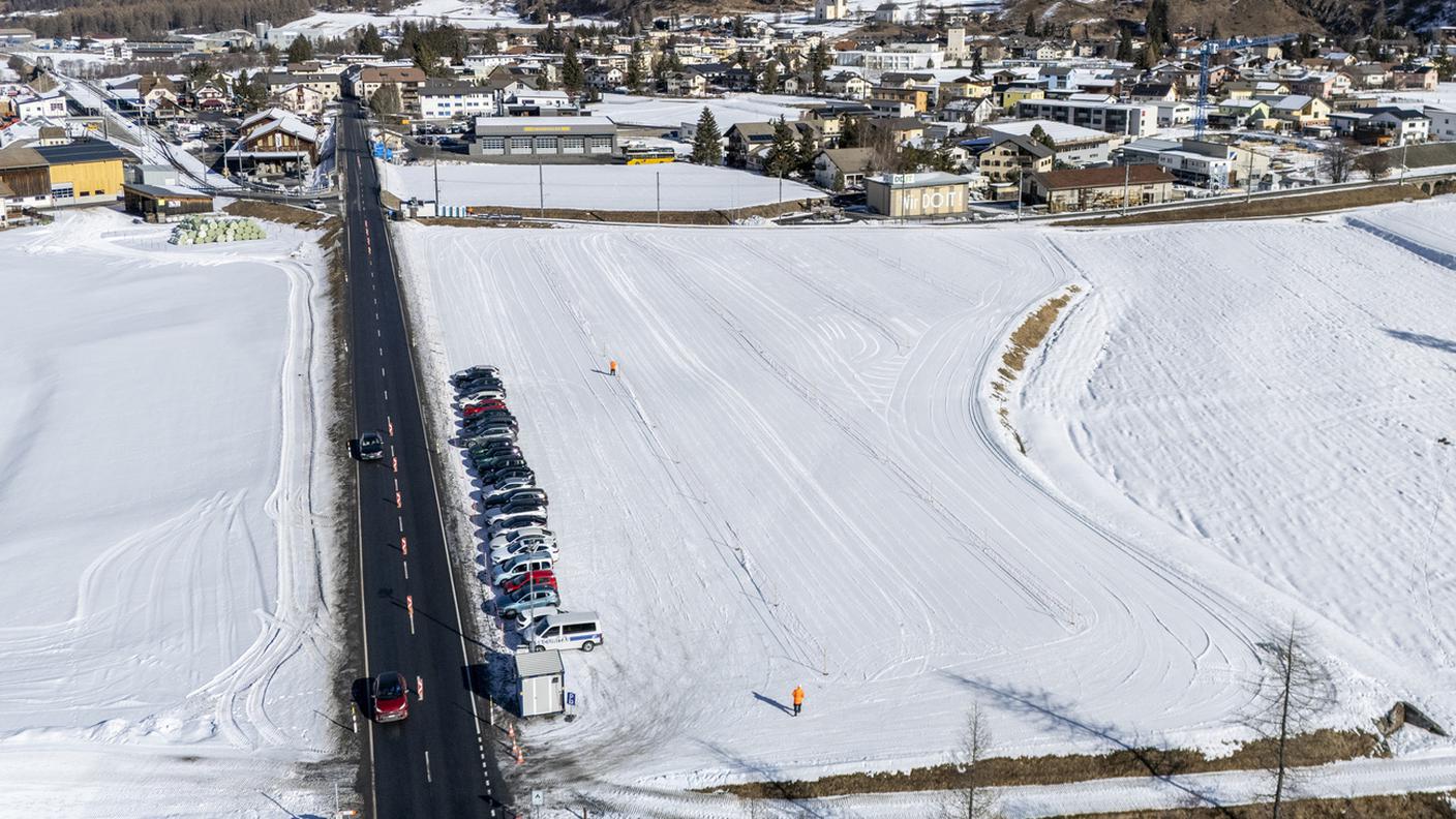 Il posteggio all'ingresso di Zernez in direzione dell'Alta Engadina