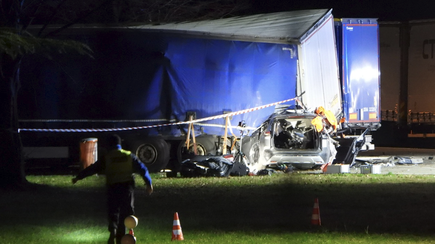 L'auto e il camion dopo lo scontro
