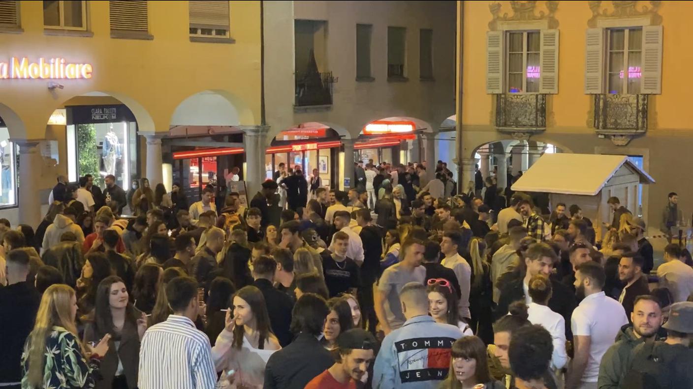 Gli assembramenti in centro a Lugano