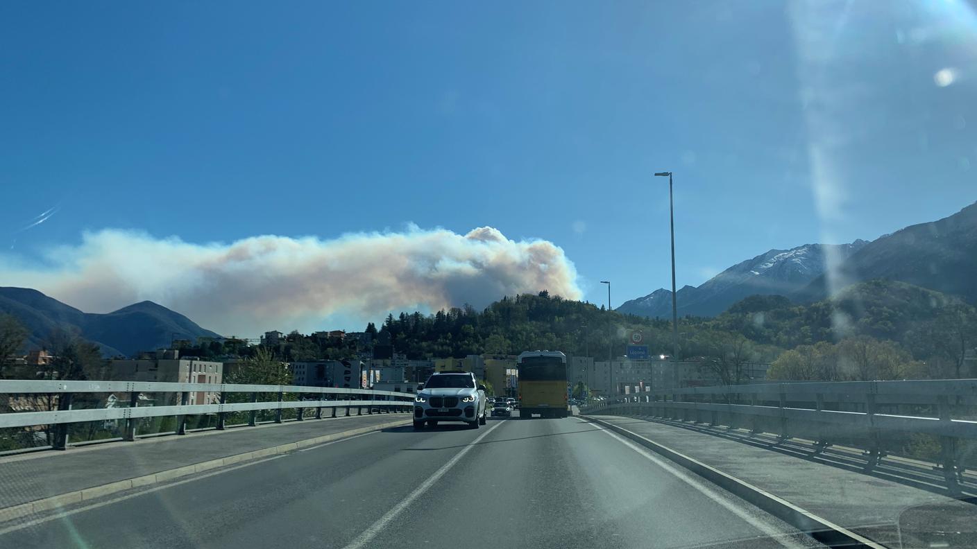 Le immagini dei roghi in Ticino inviate dai nostri lettori