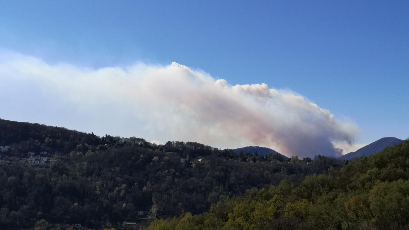 Le immagini dei roghi in Ticino inviate dai nostri lettori