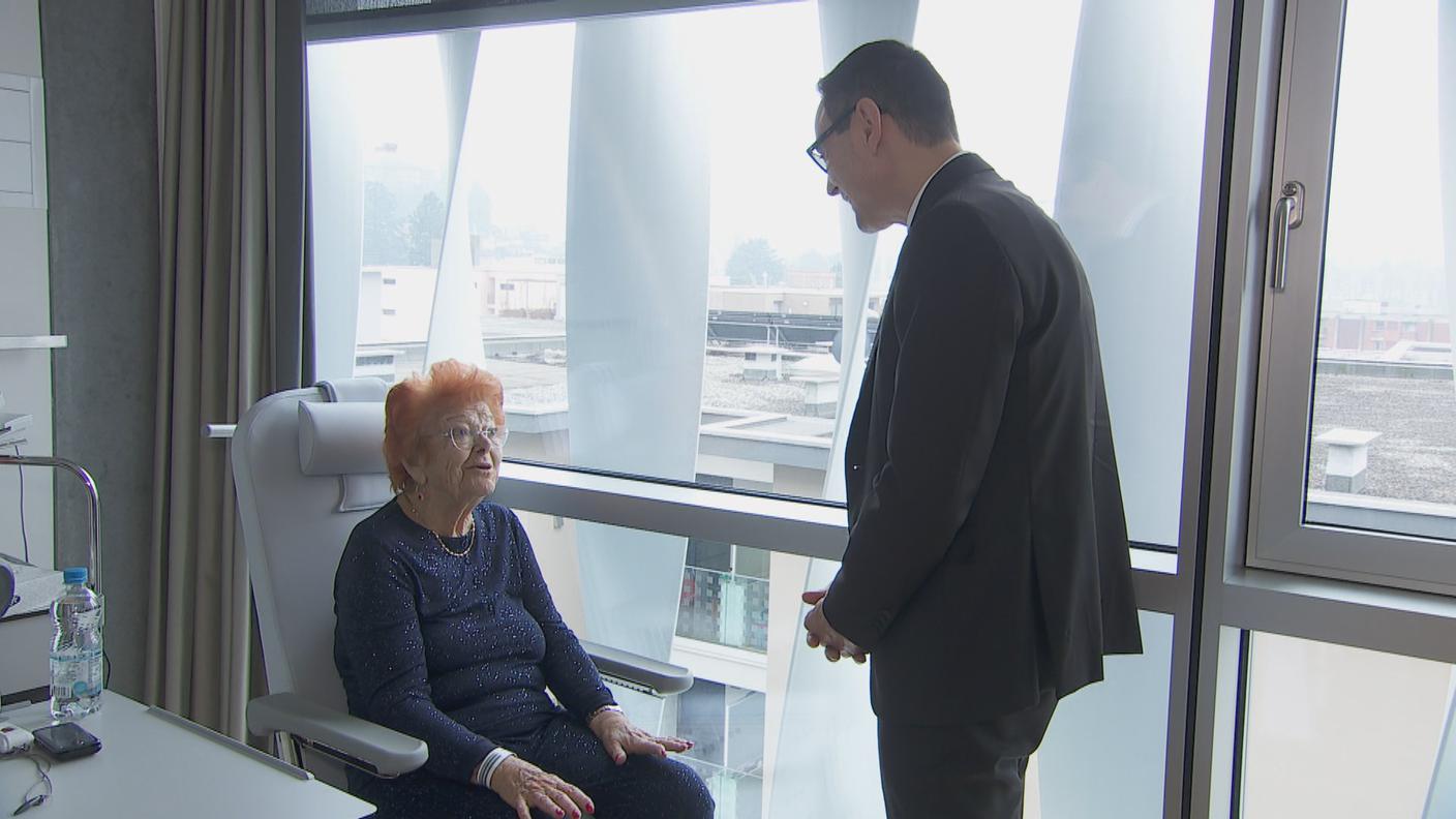 La signora Ida racconta le sue impressioni al consigliere di Stato Raffaele De Rosa