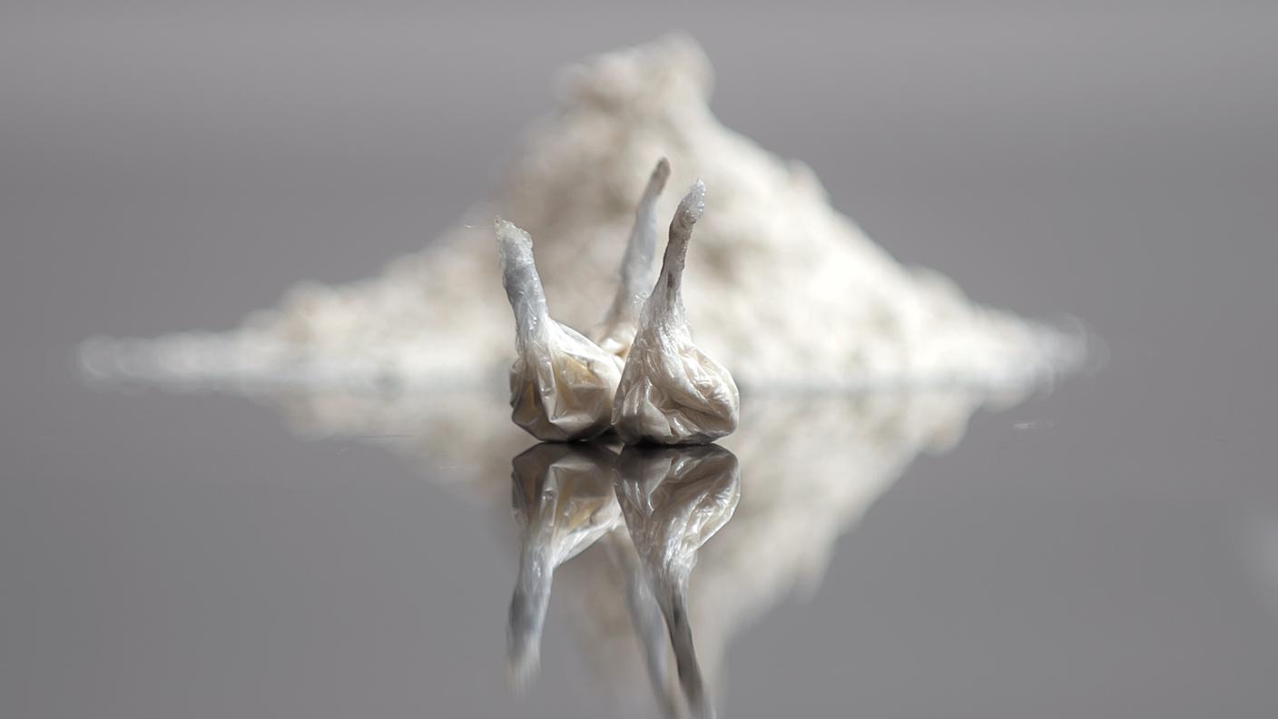 Le perquisizioni, si è appreso oggi, hanno consentito di individuare un'ottantina di grammi della sostanza, nonché denaro e oggetti per il confezionamento di stupefacenti