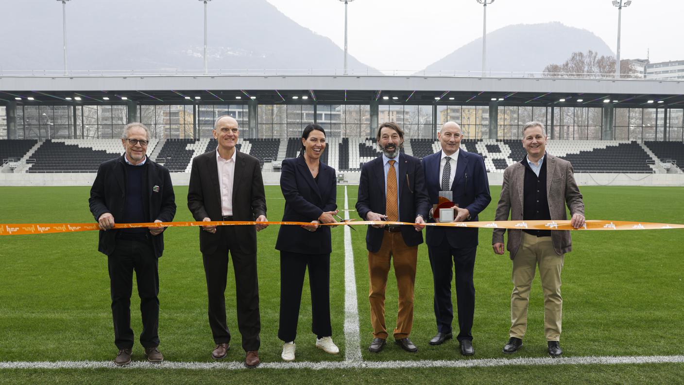 Il taglio del nastro con sindaco, municipali e impresa che ha costruito lo stadio