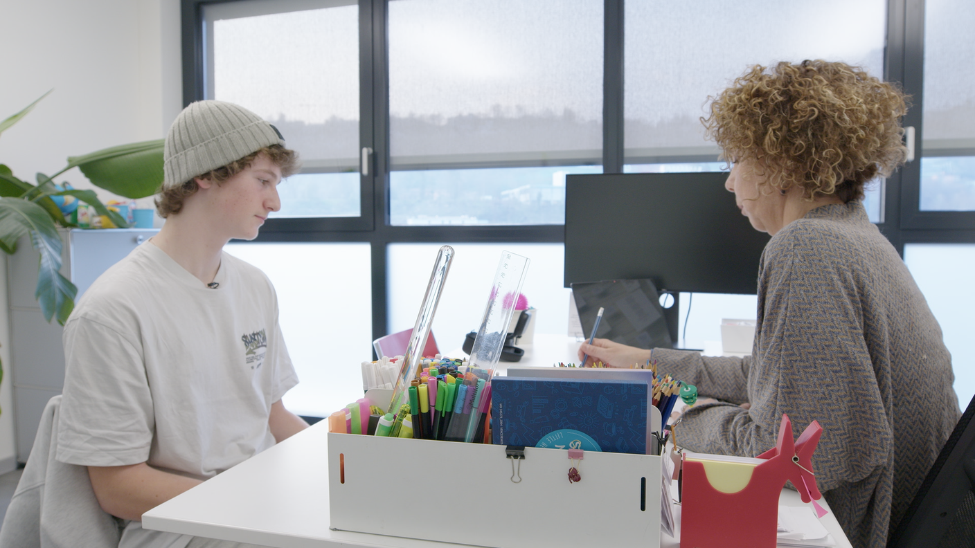 La tutor dell'apprendimento segue uno studente