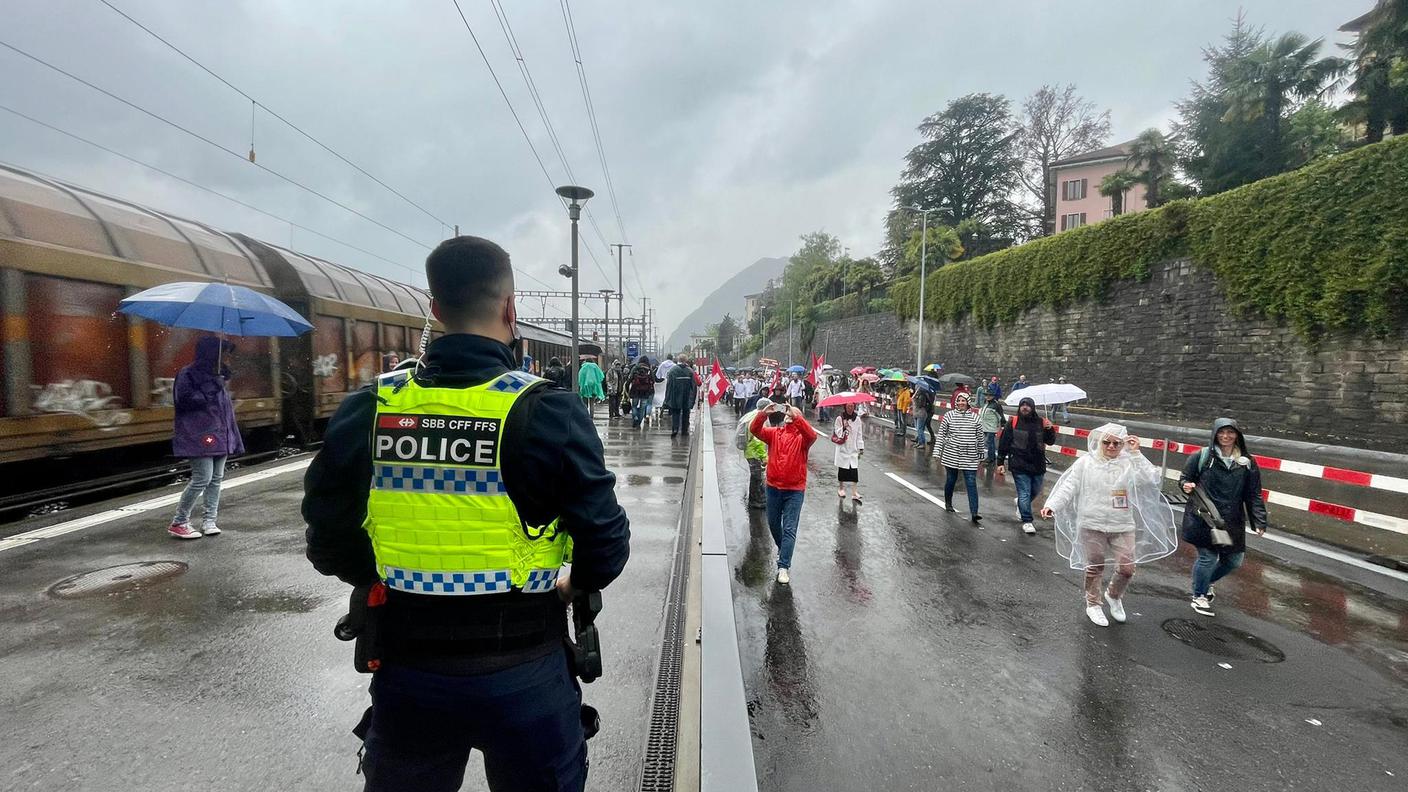 I manifestanti che si dirigono verso la stazione di Lugano