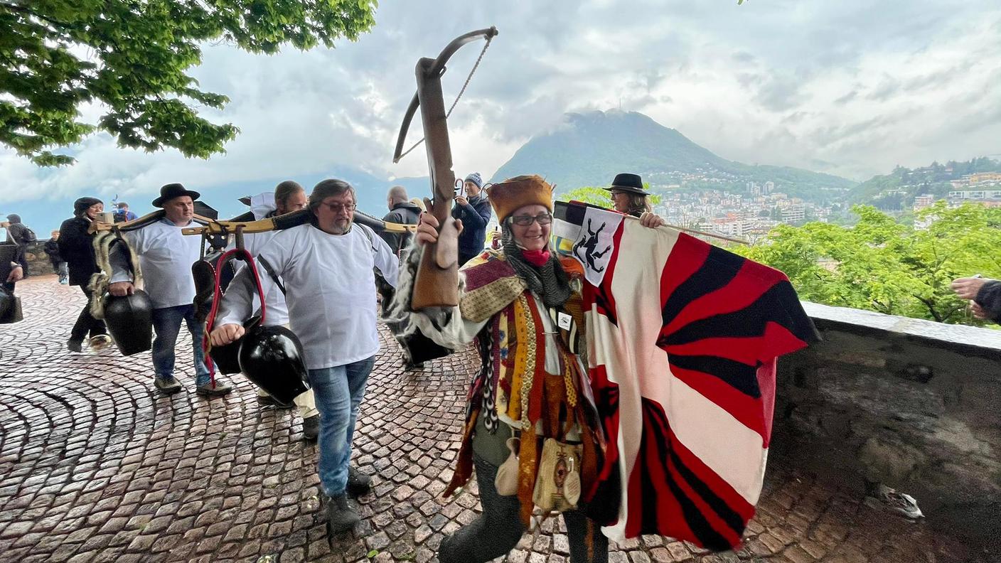 I manifestanti al Tassino al suono dei campanacci 