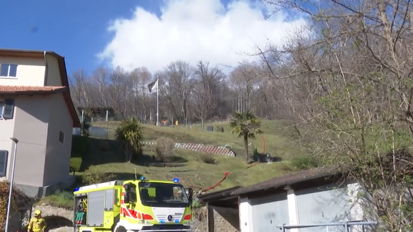 I pompieri intervenuti nella zona dell'incendio