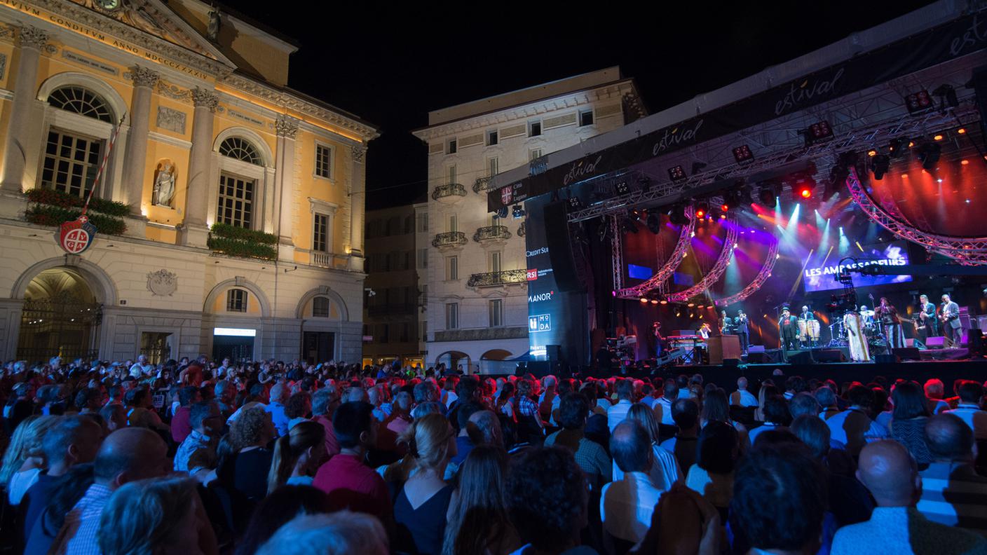 Il pubblico al concerto del gruppo “Les Ambassadeurs” all'edizione 2015