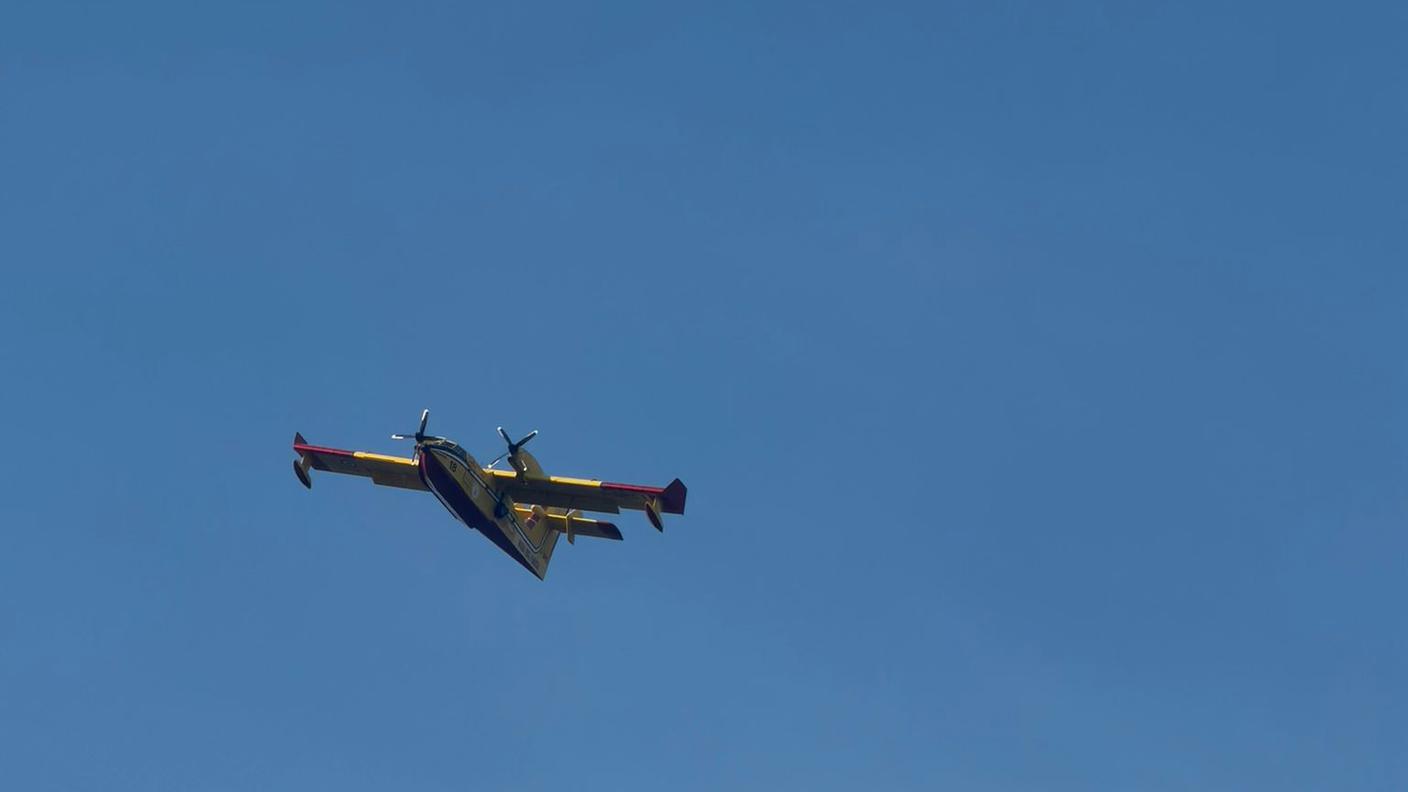 Ripreso in volo il velivolo per lo spegnimento delle fiamme