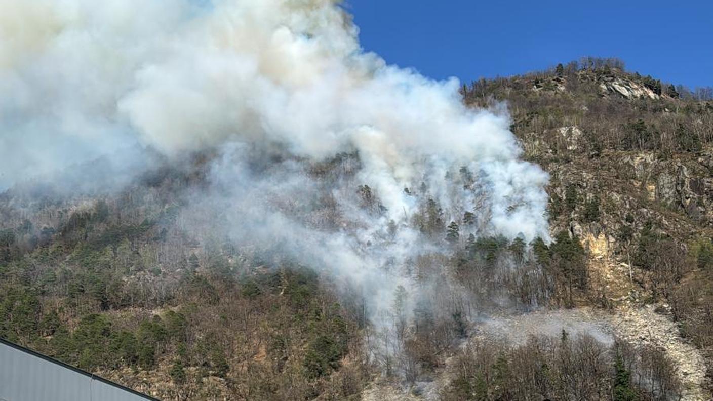 L'incendio visto dal fondovalle in uno scatto dello scorso 8 aprile