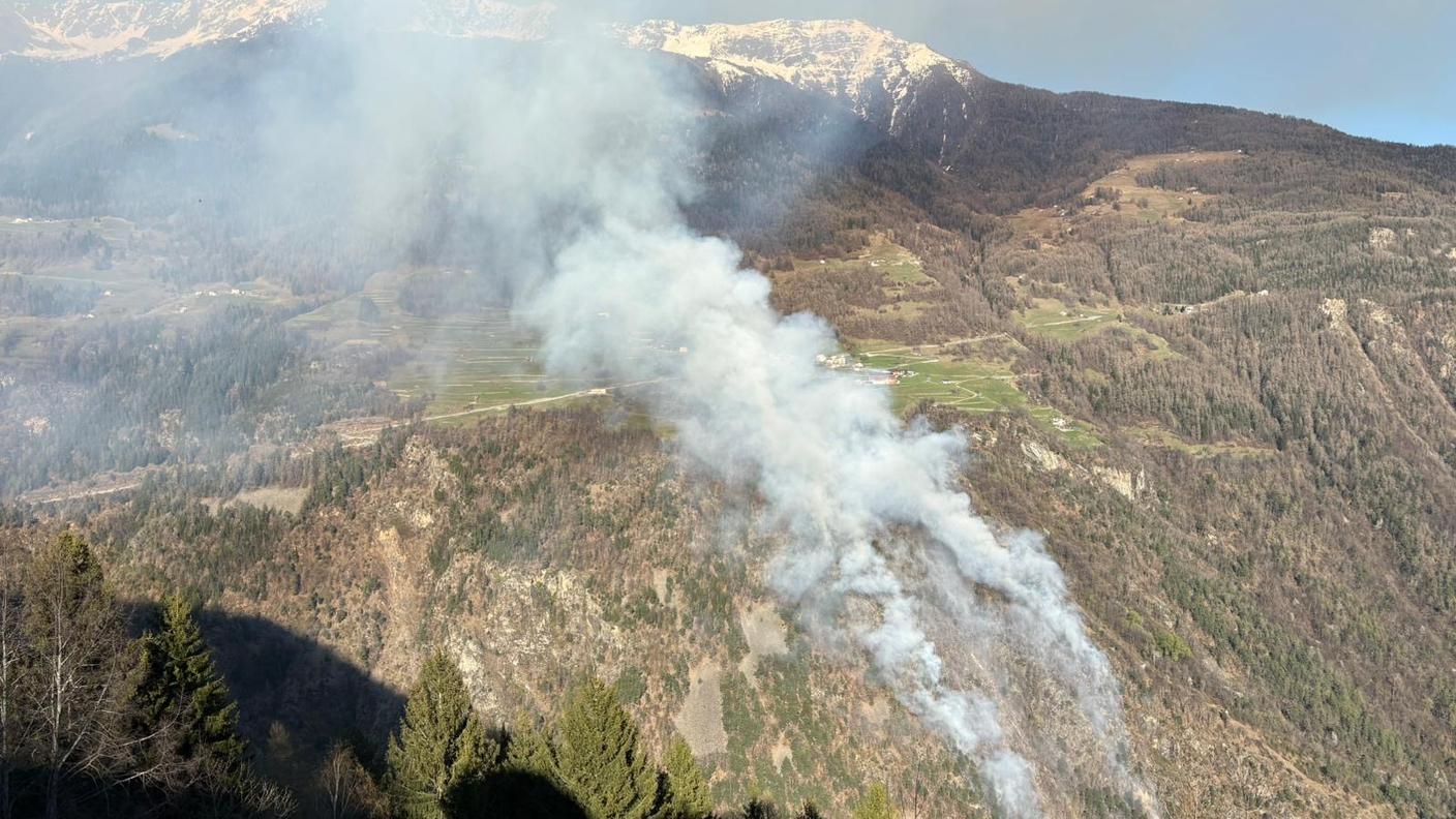 L'incendio in una foto degli scorsi giorni