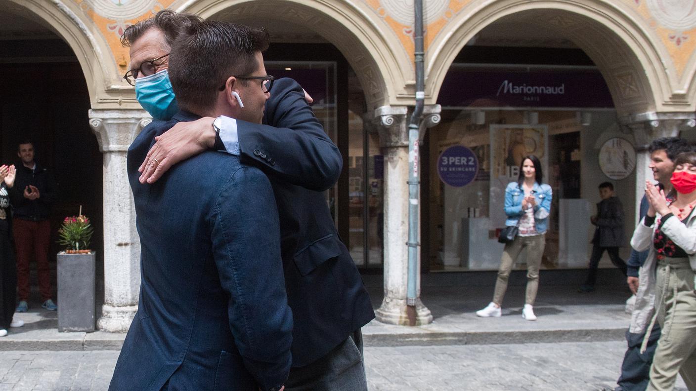 L'abbraccio fra due amici: il vincitore Branda e lo sconfitto Gianini