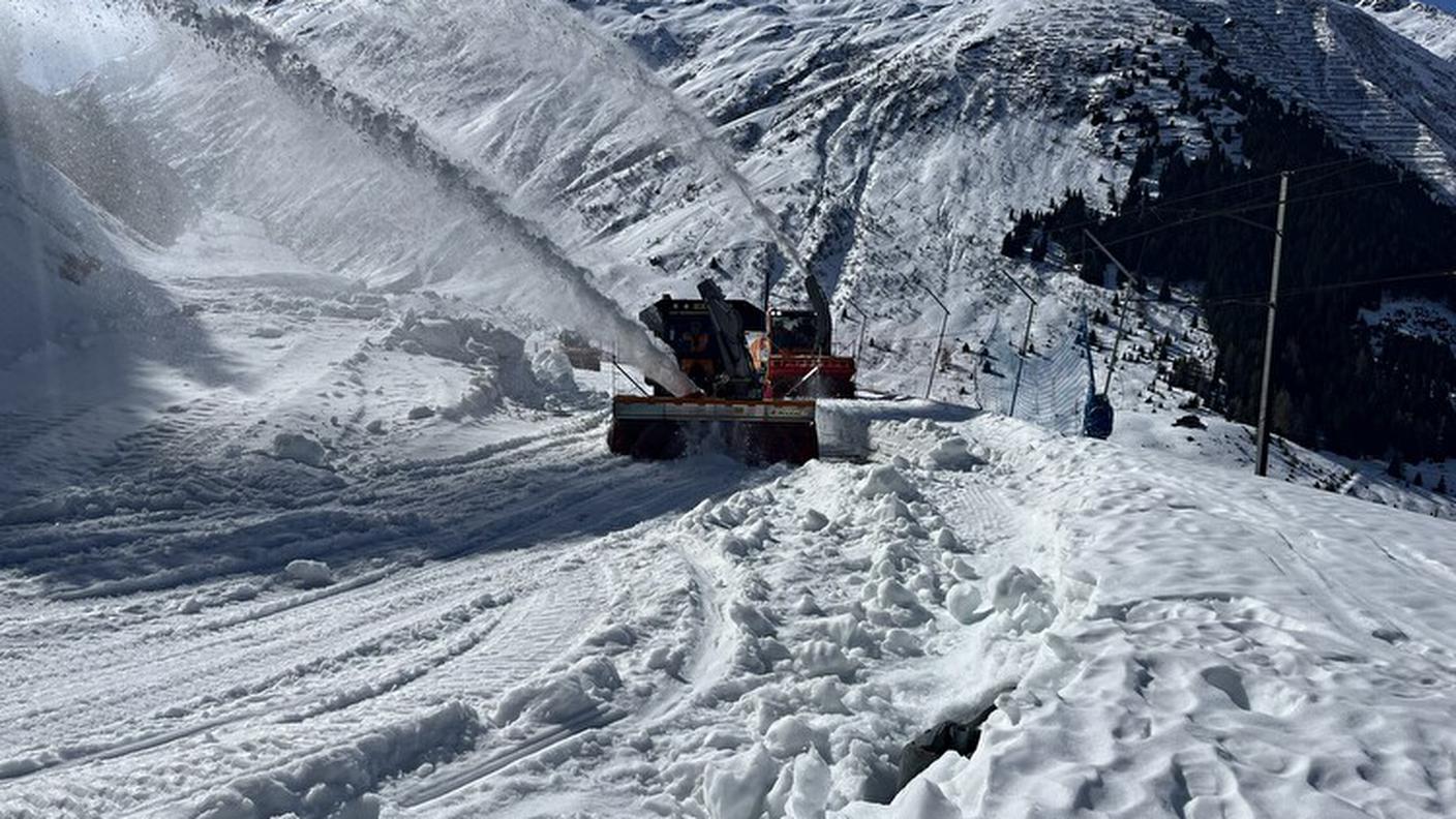 Una fresa in azione sulla strada dell'Oberalp