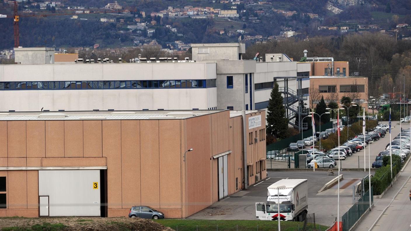Stabio con lo stabilimento Rapelli, l'edificio in bianco