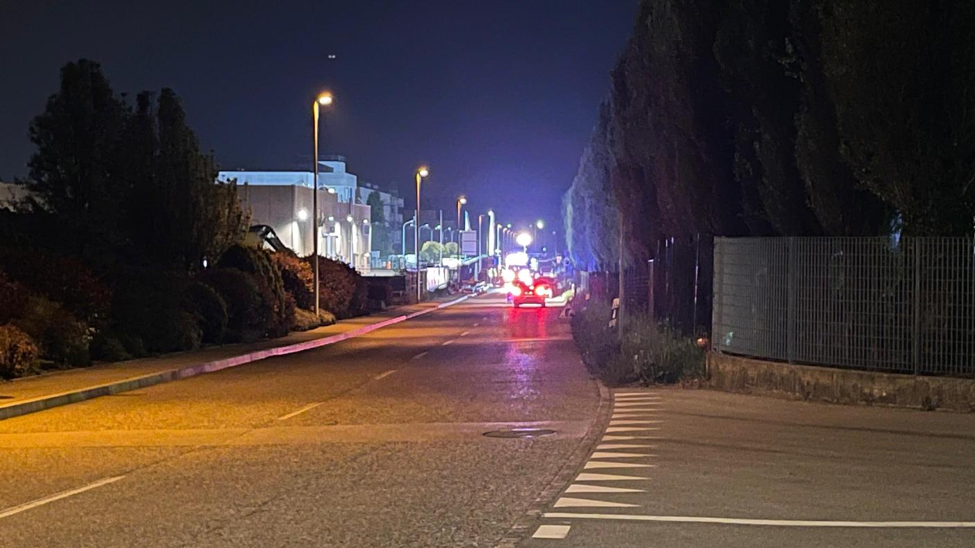 La strada dove si trova lo stabilimento della Rapelli, l'edificio bianco sulla sinistra