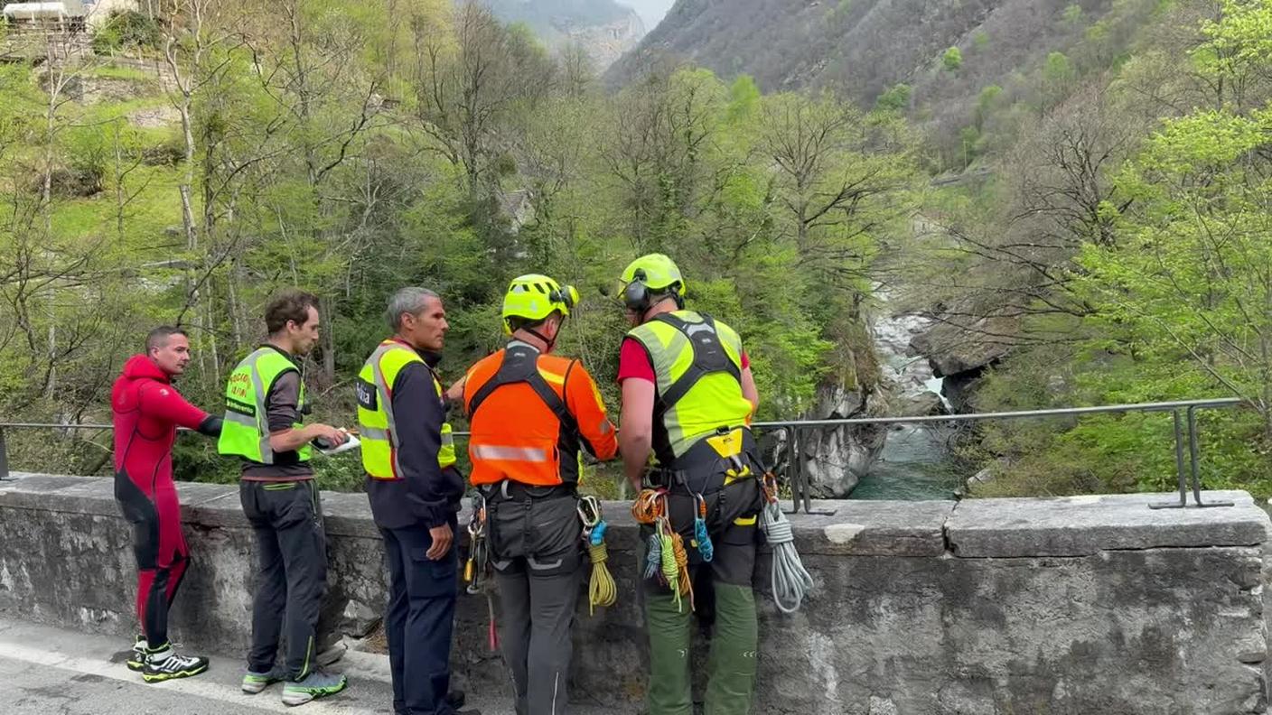 Muore un 17enne in Val Verzasca, polizia e soccorritori sul luogo dell’incidente