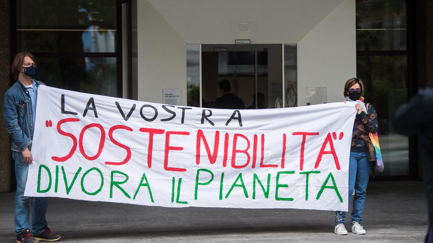 Il presidio dell'MPS a BancaStato a Bellinzona