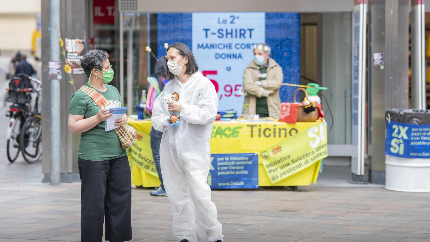 La bancarella di Greenpeace a Lugano