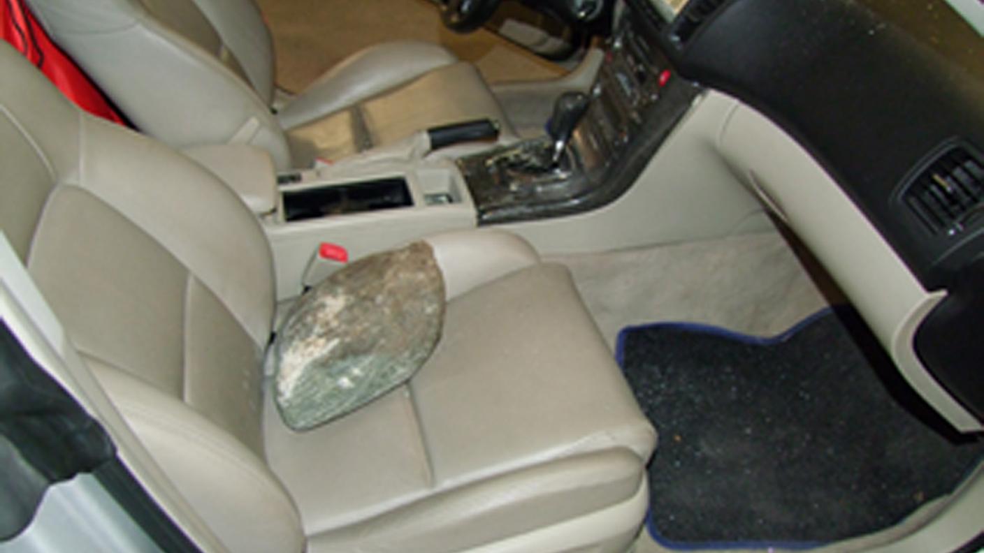 Wiesen_pietra nell'auto(2)_polizia GR.jpg