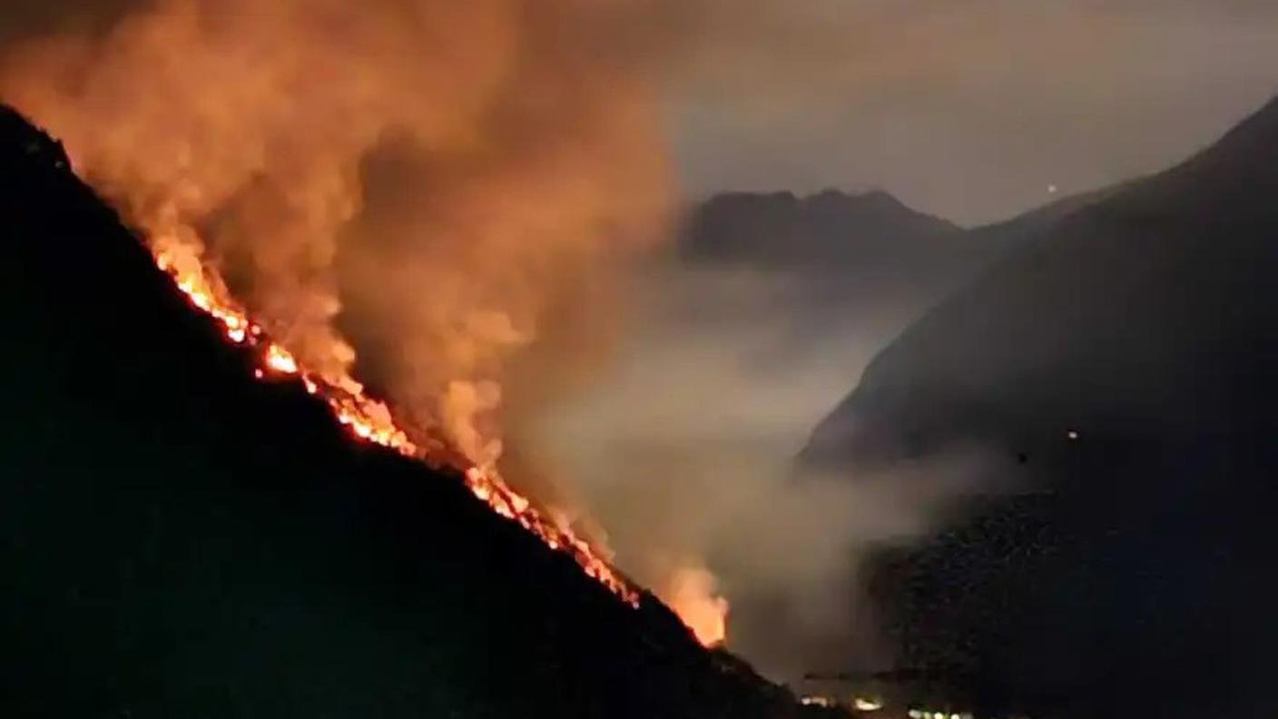 L'incendio scoppiato a inizio aprile sopra Brusio