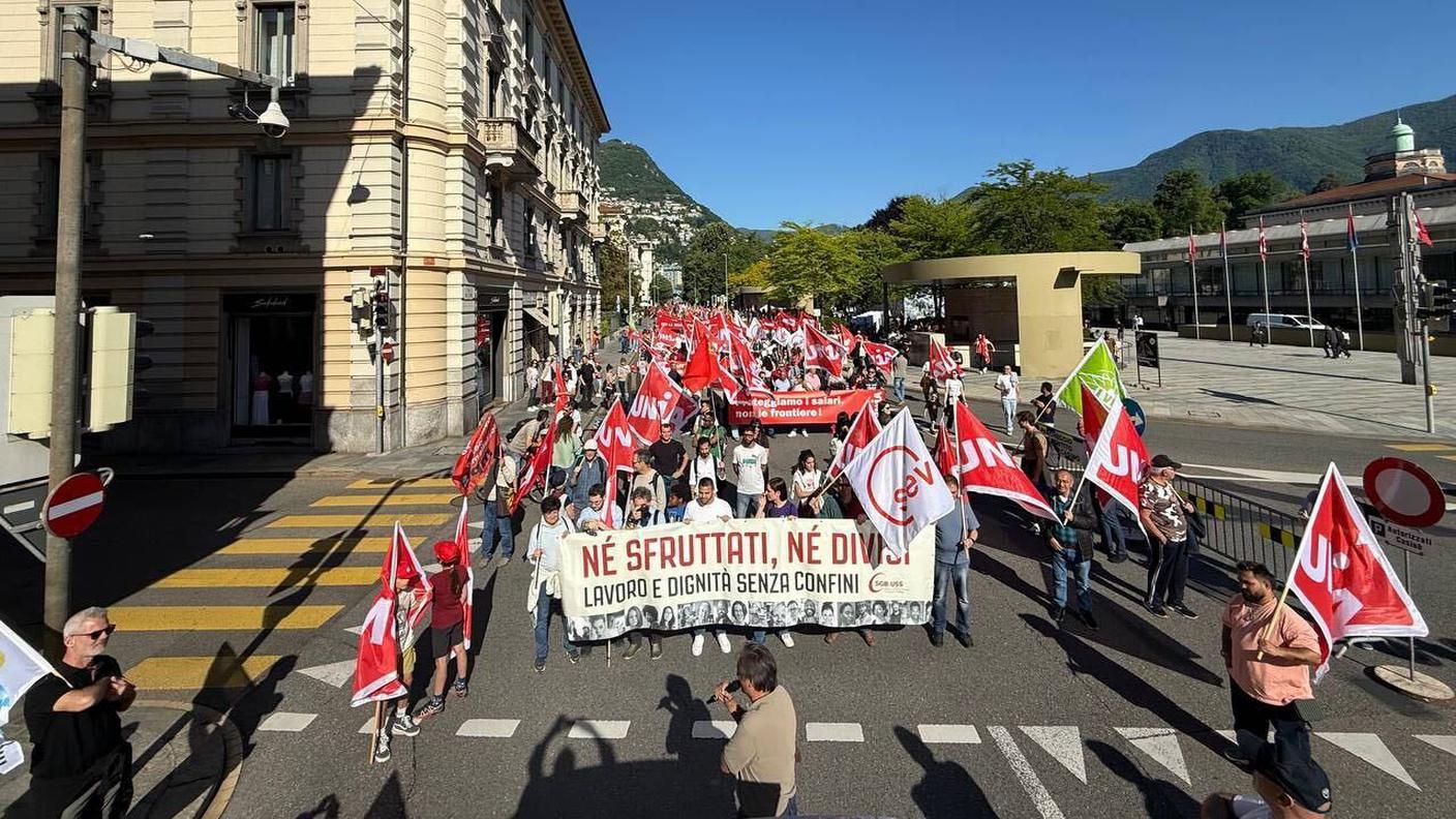 Il corteo in marcia lungo Viale Cattaneo