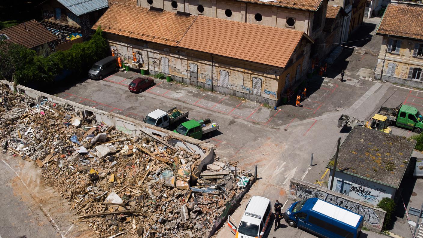 Veduta panoramica aerea sulle macerie della parte demolita del centro sociale CSOA il Molino