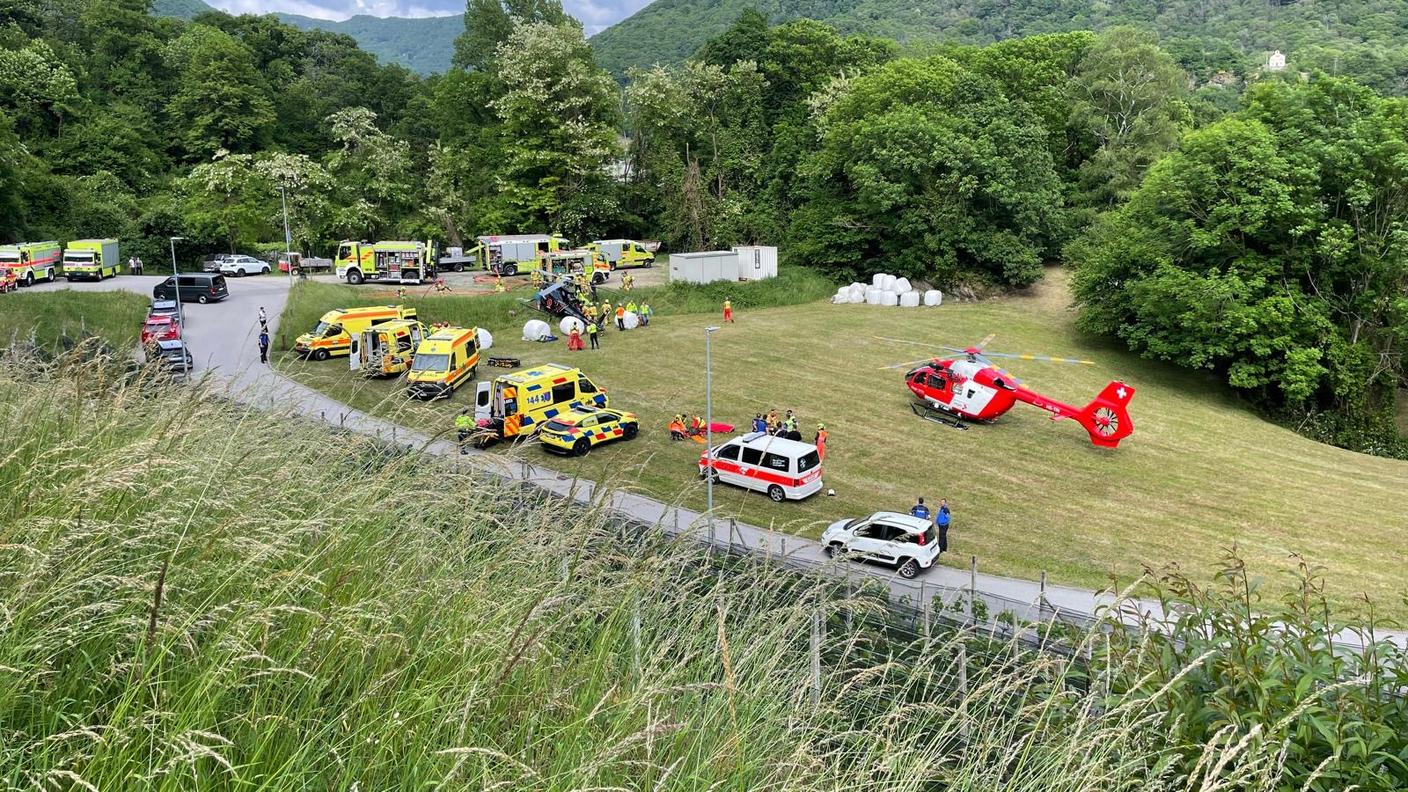 Soccorritori al lavoro nell'area dell'incidente