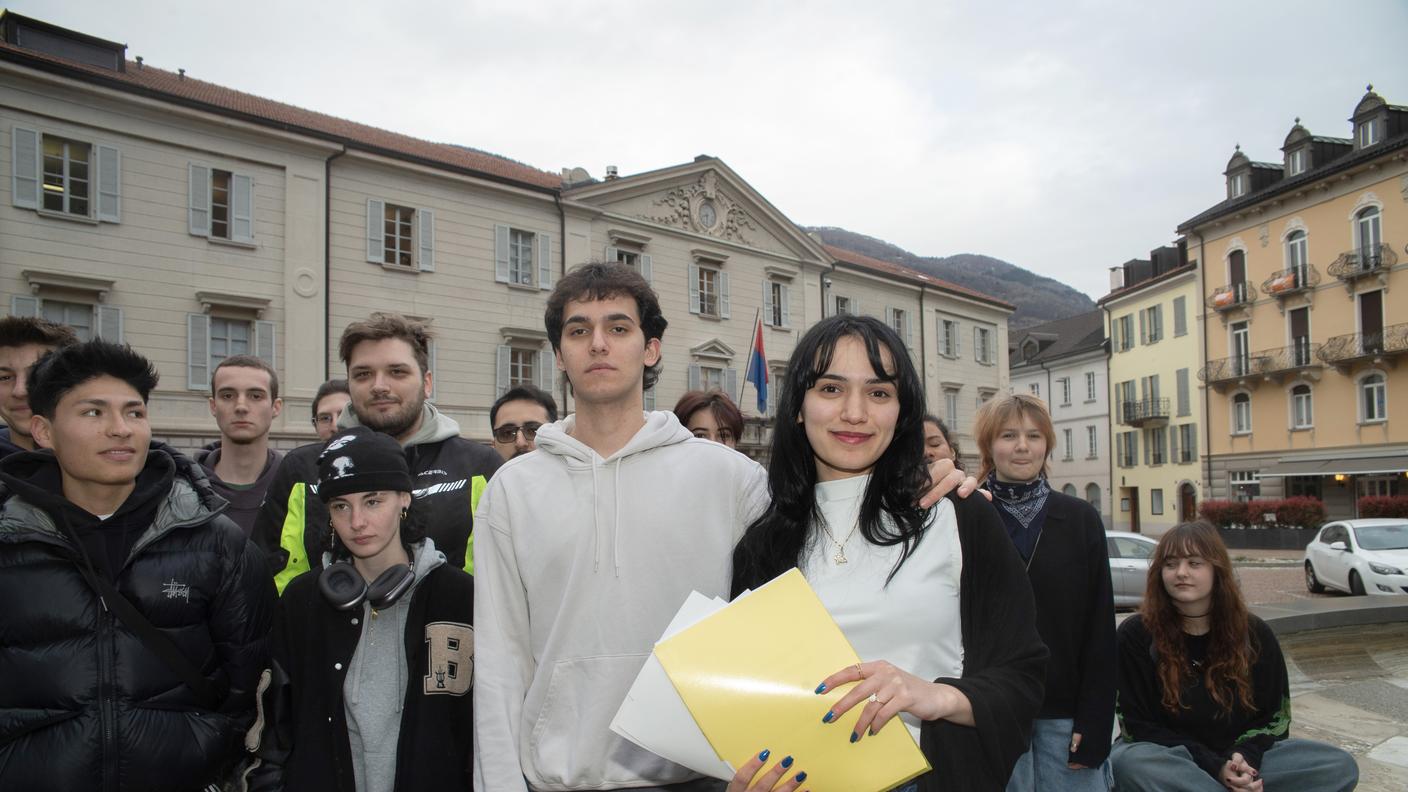 La consegna della petizione da parte di Zelal e Yekta Pokerce