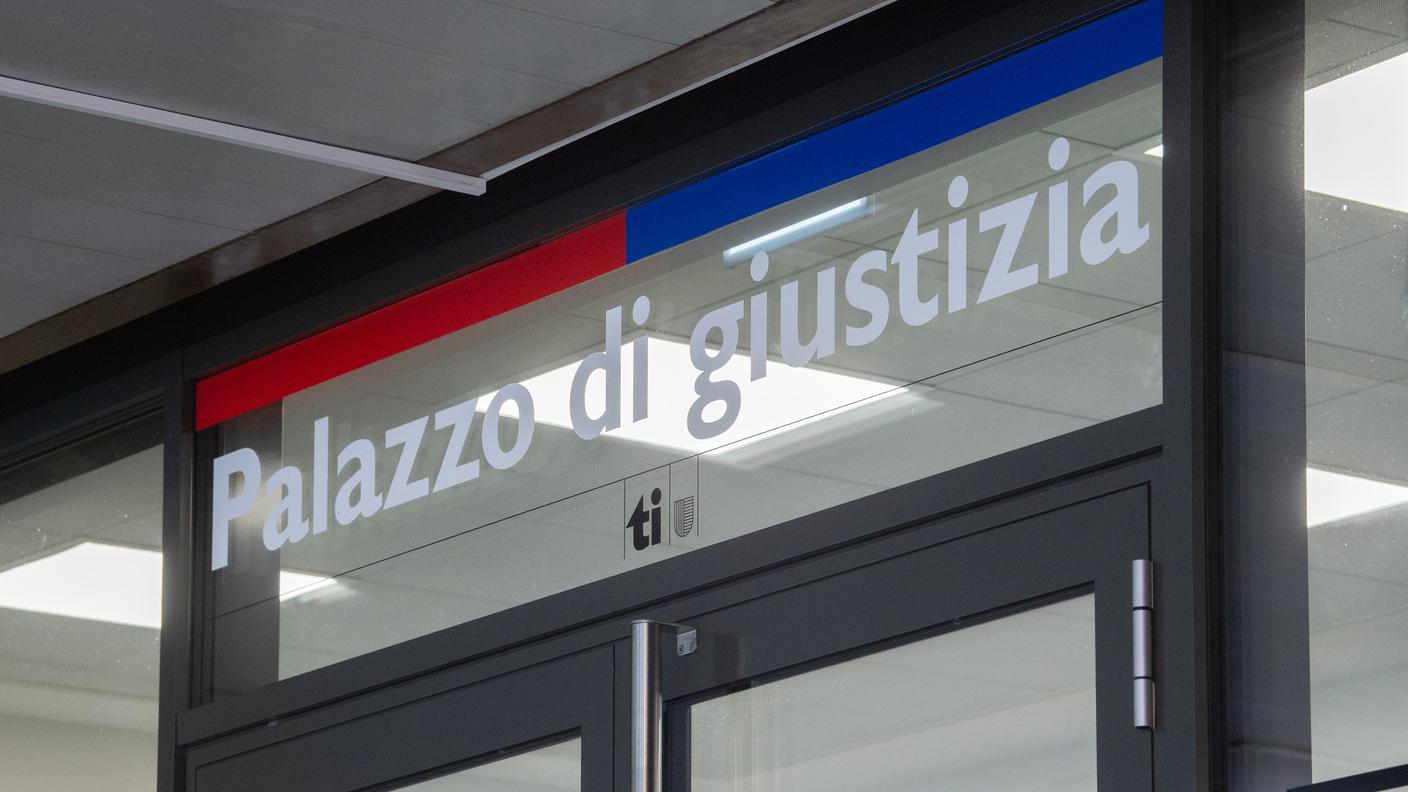 Lugano, entrata del Palazzo di Giustizia. 