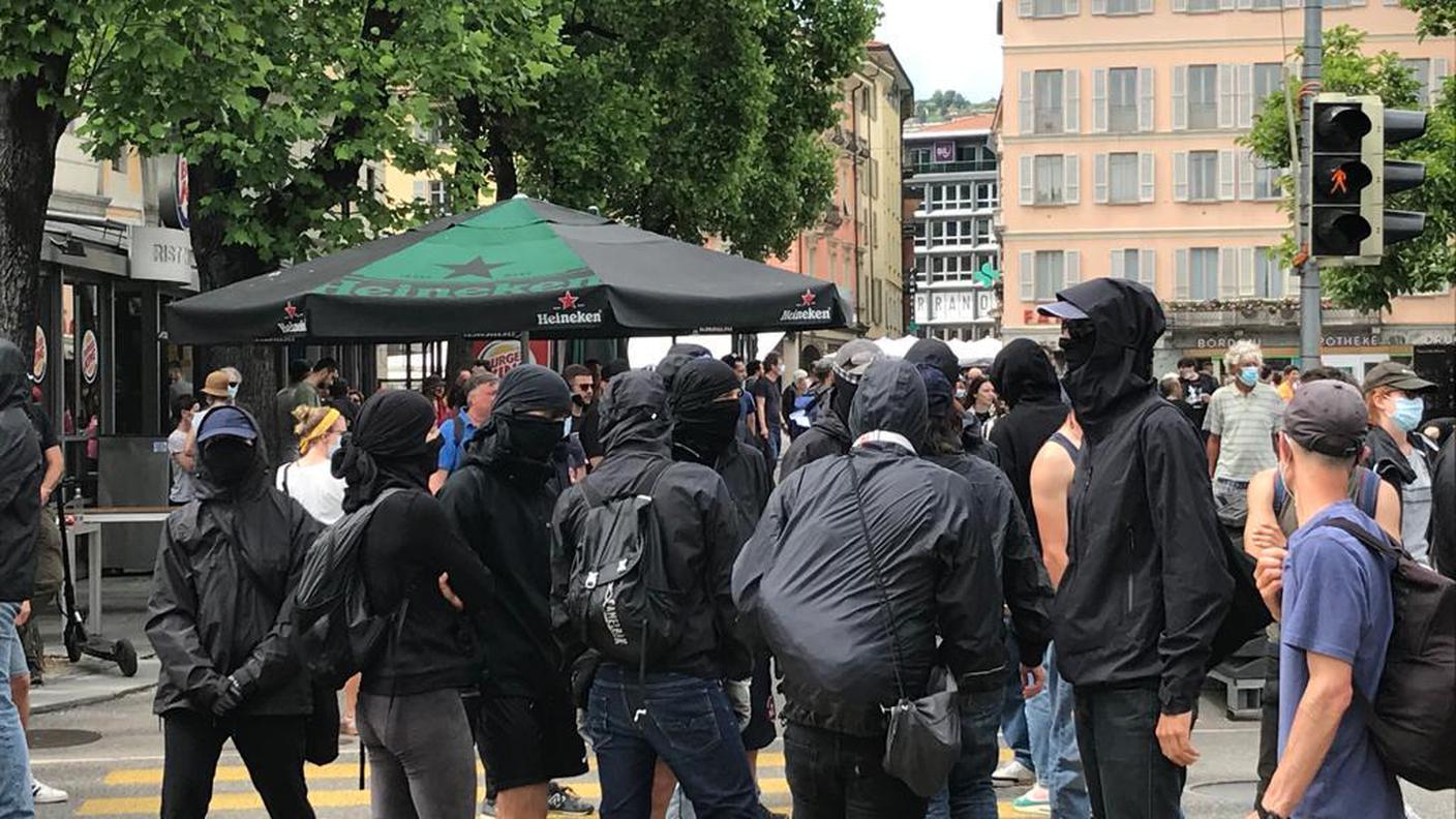 Persone a volto coperto alla manifestazione