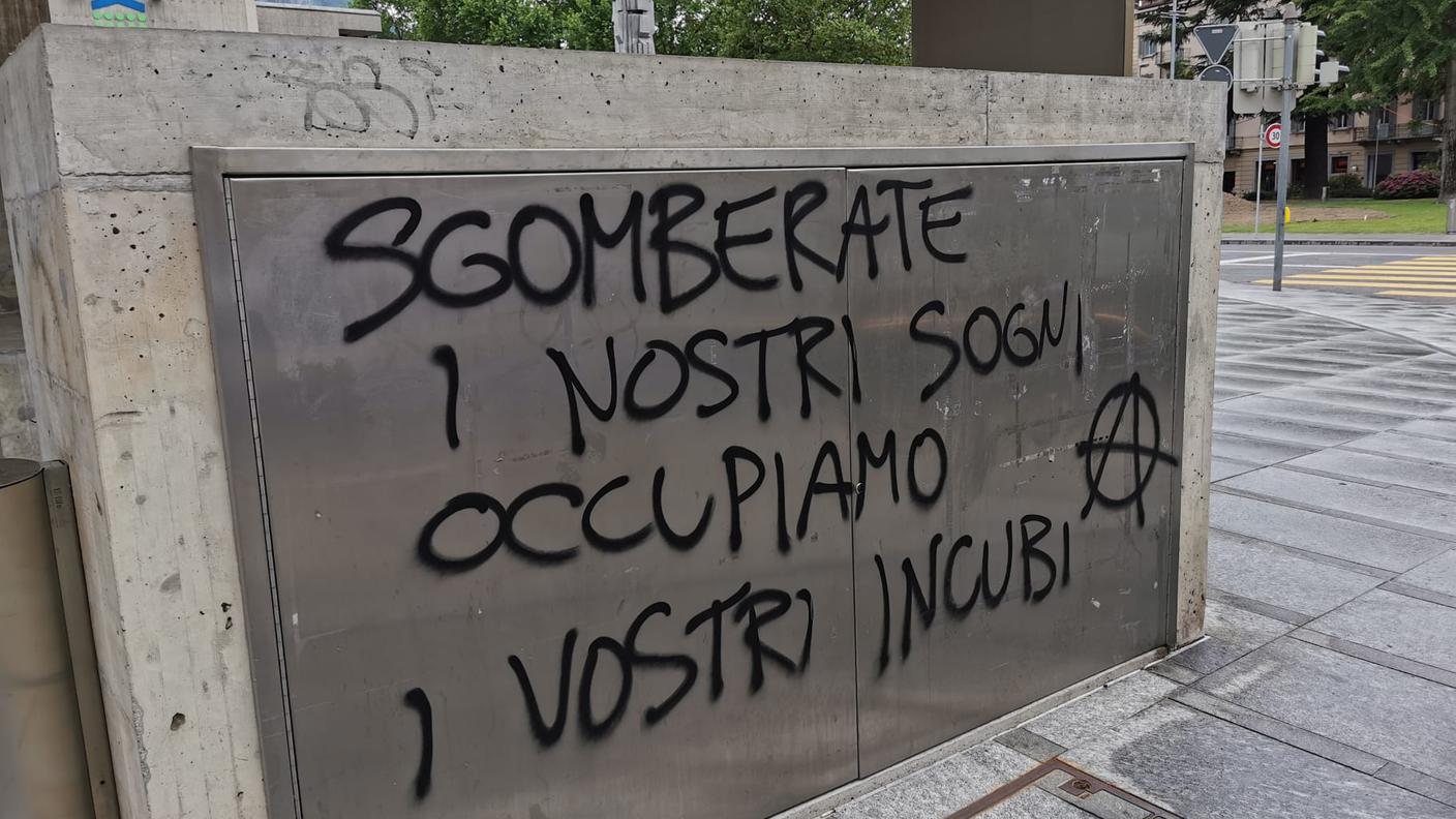 L'autosilo di Piazza Castello imbrattato con dei graffiti