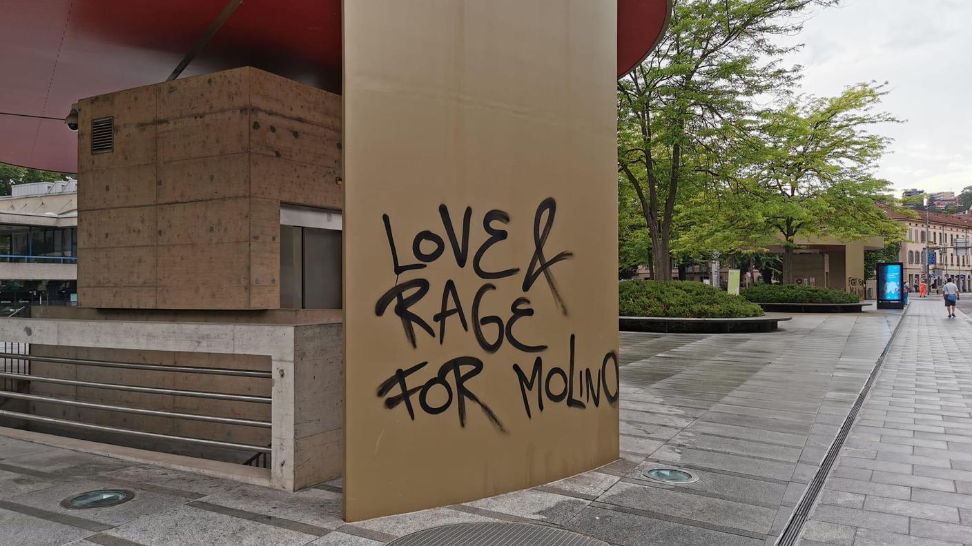 L'autosilo di Piazza Castello imbrattato con dei graffiti