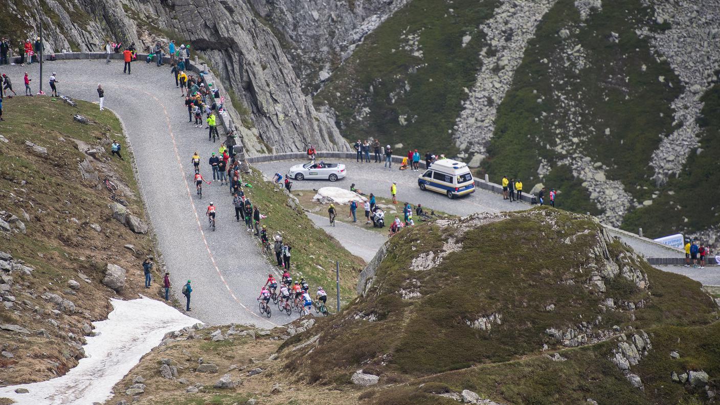 Ciclisti e tifosi sulla Tremola nel 2019 quando la tappa del TdS si era conclusa sul Passo del San Gottardo