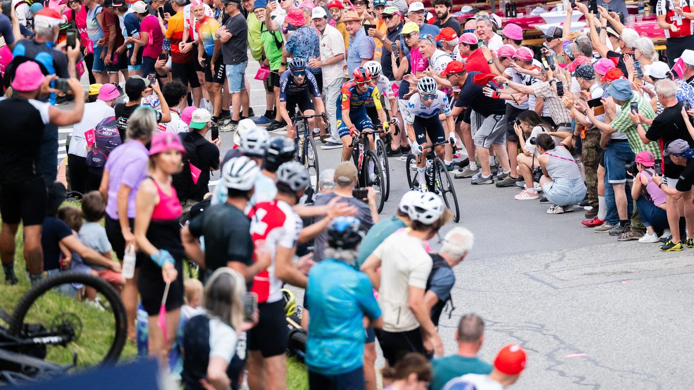 Il passaggio dei ciclisti a Leontica, tra due ali di folla