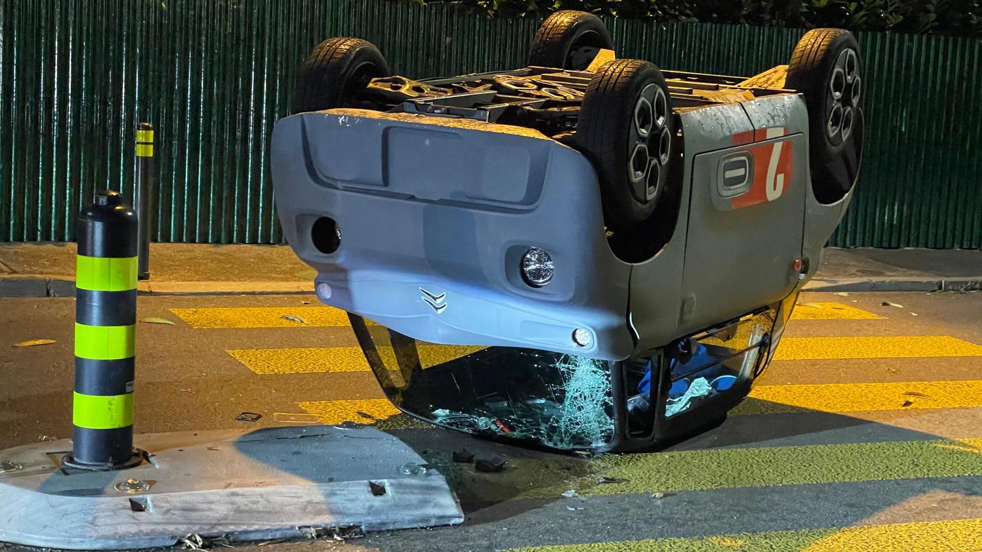 Il mezzo ribaltato al centro della strada ad Agno