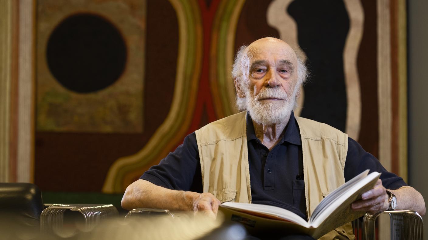 Mario Matasci nel suo Deposito, dove si trova la sua collezione d'arte
