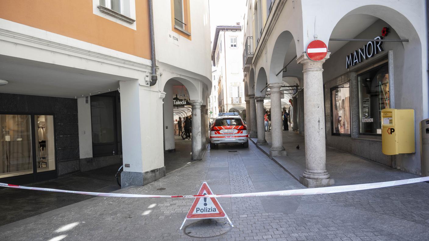 La zona in pieno centro a Lugano transennata dalla polizia, dopo la tentata rapina: era il 2 luglio 2024