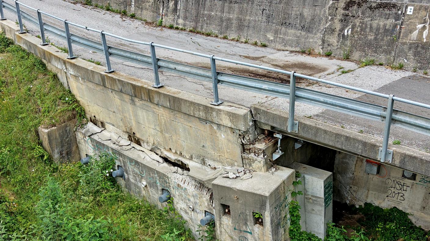 I danni strutturali sul semiponte tra Corticiasca e Scareglia