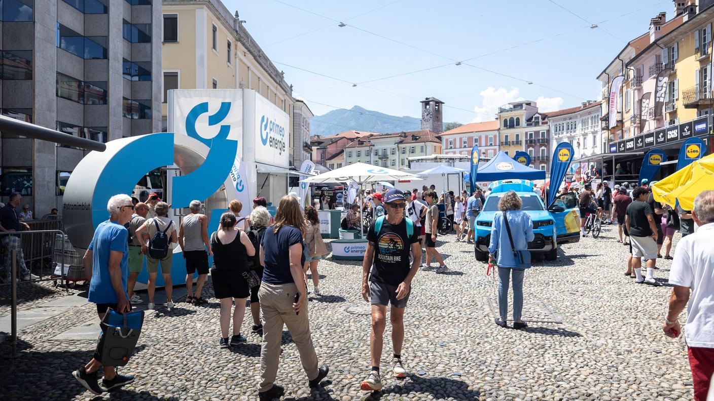 La carovana del Tour de Suisse in Piazza Grande