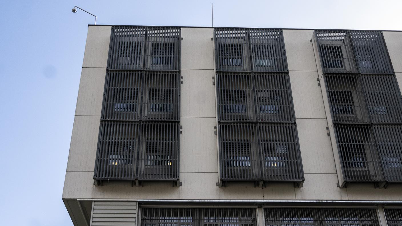 Uno scorcio dello stabile che ospita il carcere La Farera