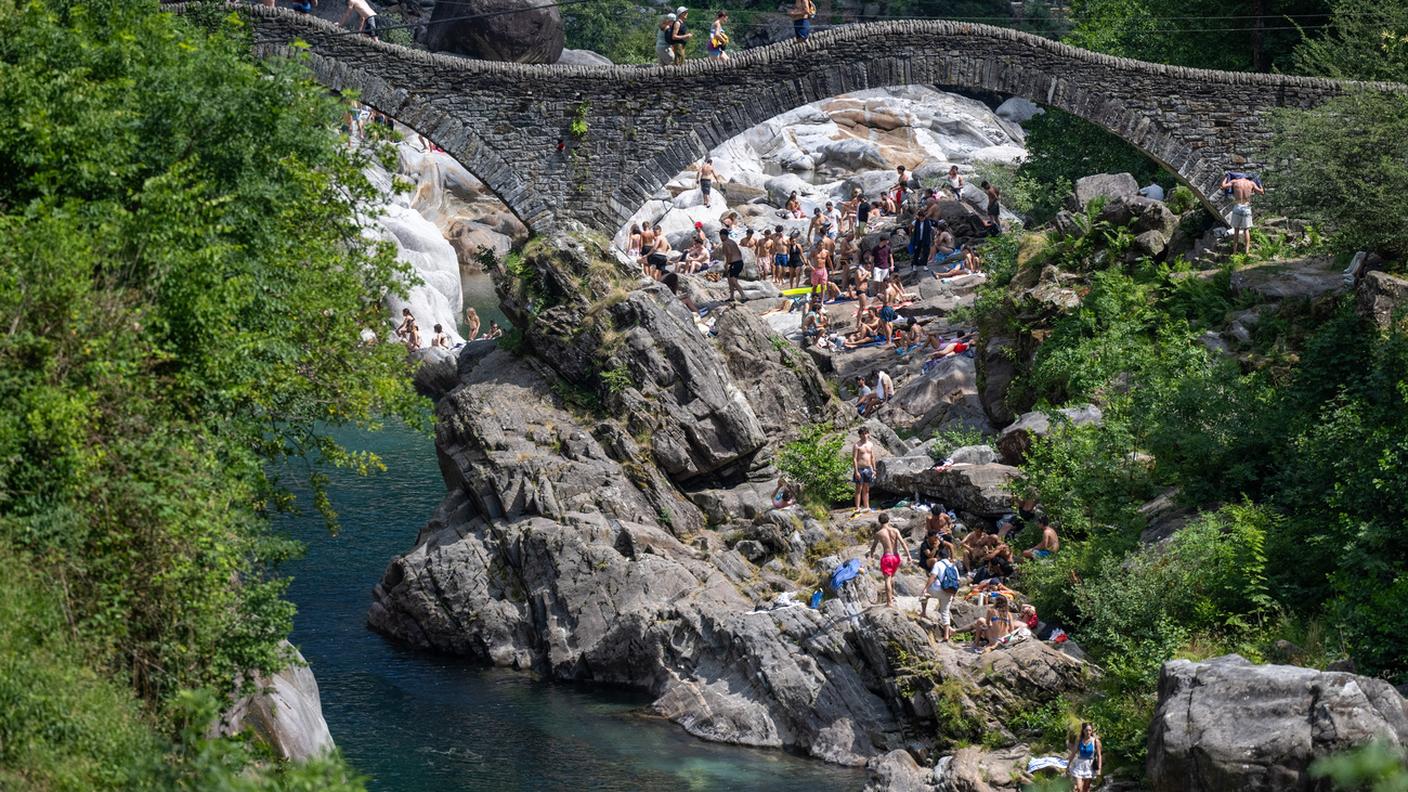 Chi può va a cercare un po' di refrigerio nei fiumi delle valli come a Lavertezzo in Verzasca