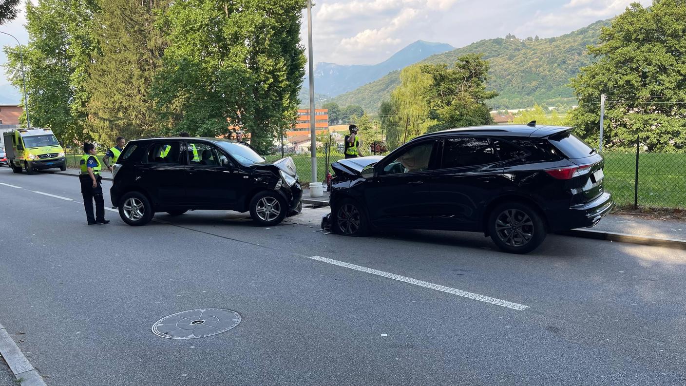 Frontale: due feriti e traffico in tilt
