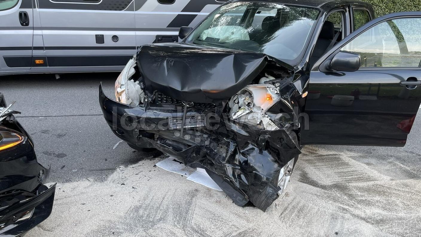 Due auto si scontrano a Serocca d'Agno
