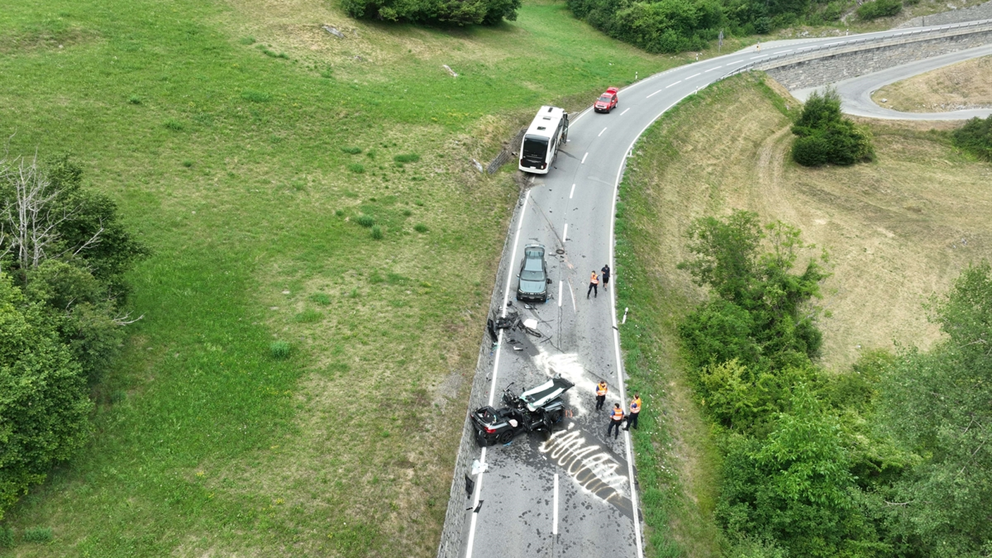 Collisione a catena tra un bus e due automobili