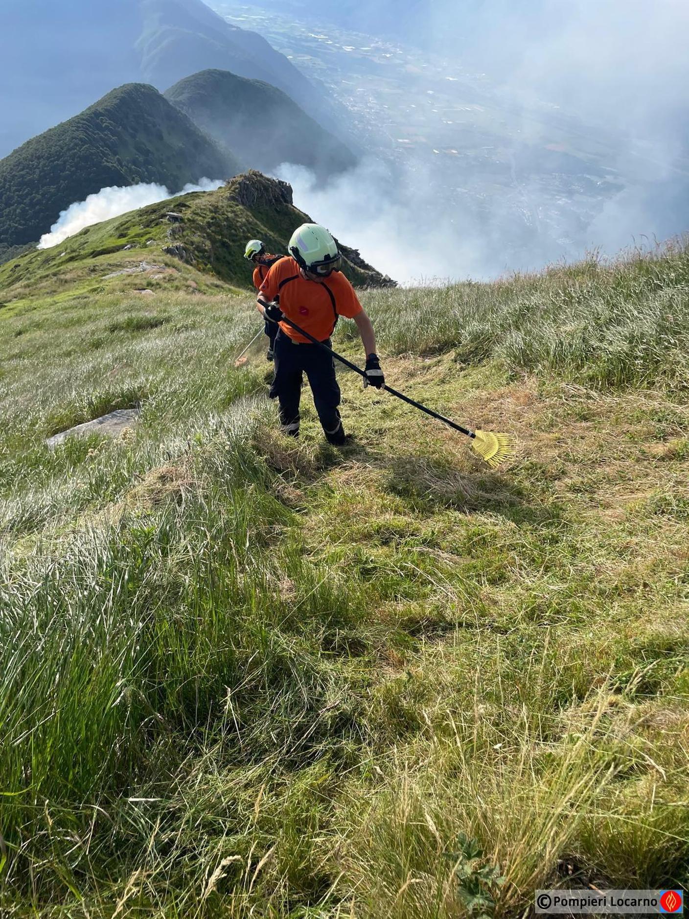 Pompieri in azione per creare un settore frangifuoco