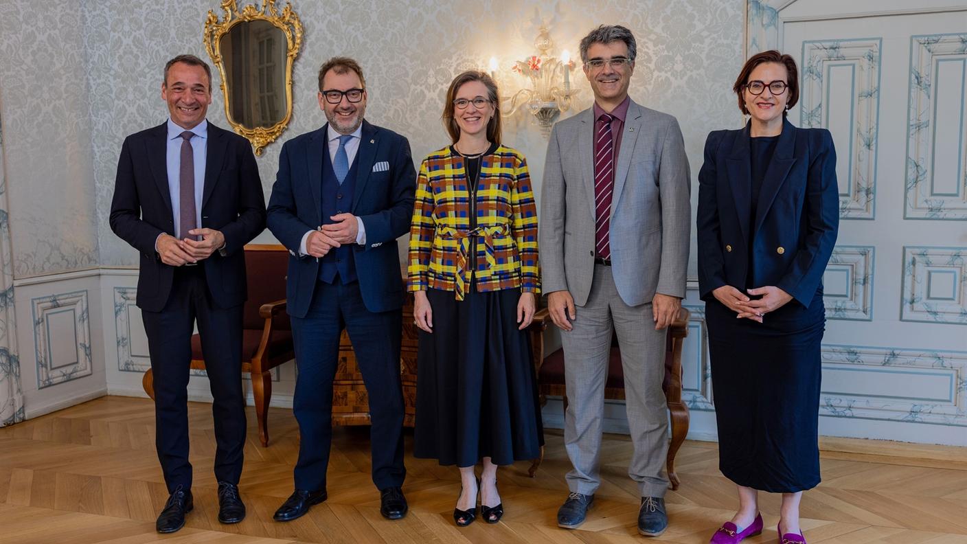 Il Governo grigionese nella nuova composizione (da sinistra): Martin Bühler, Peter Peyer Carmelia Maissen, Marcus Caduff e Valérie Favre Accola